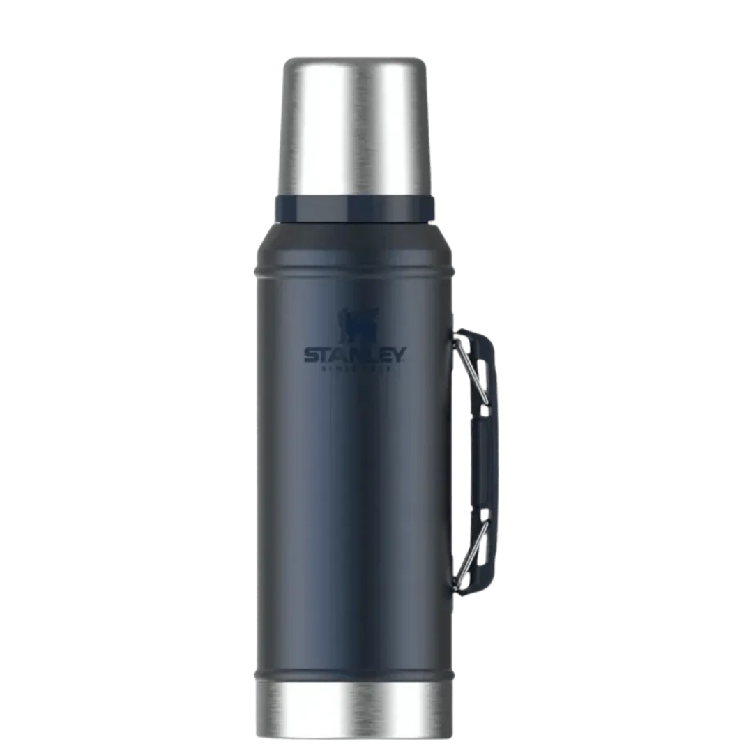 [117514] TERMO STANLEY INOXIDABLE CLASSIC CON MANIJA Y TAPÓN CEBADOR 940ML (Azul)