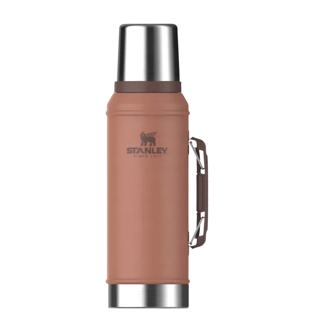 [132012] TERMO STANLEY INOXIDABLE CLASSIC CON MANIJA Y TAPÓN CEBADOR 940ML (High Clay)